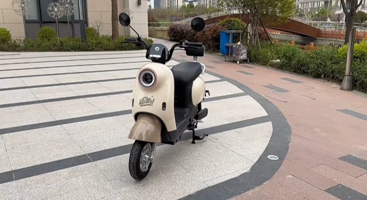 个人闲置爱玛同款电动车，二手出售，可上白牌，续航50公里，包大容量电池，48伏60伏72伏通用！